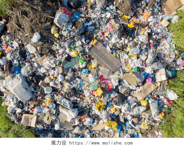 被塑料袋塑料瓶堆满的地面用塑料瓶和塑料袋污染土地。露天存放固体废物垃圾.空中俯瞰